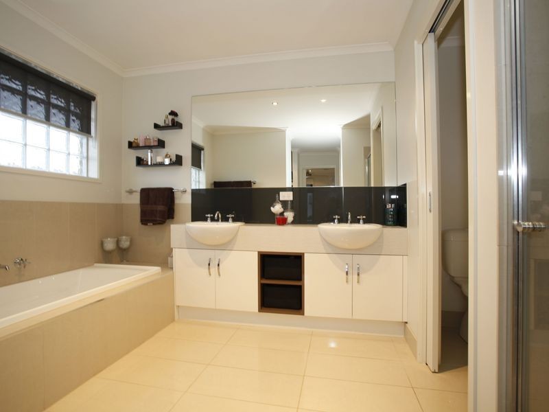 28 Lorikeet Drive, Berwick VIC 3806