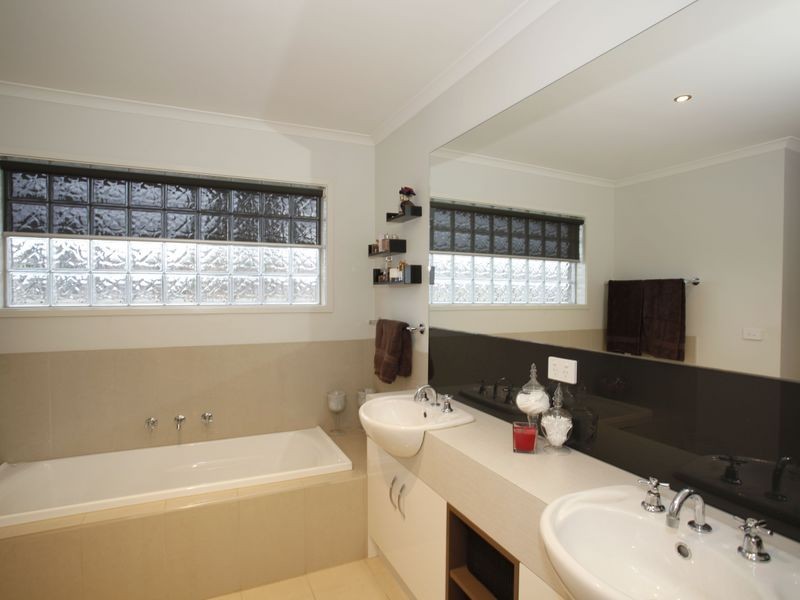 28 Lorikeet Drive, Berwick VIC 3806