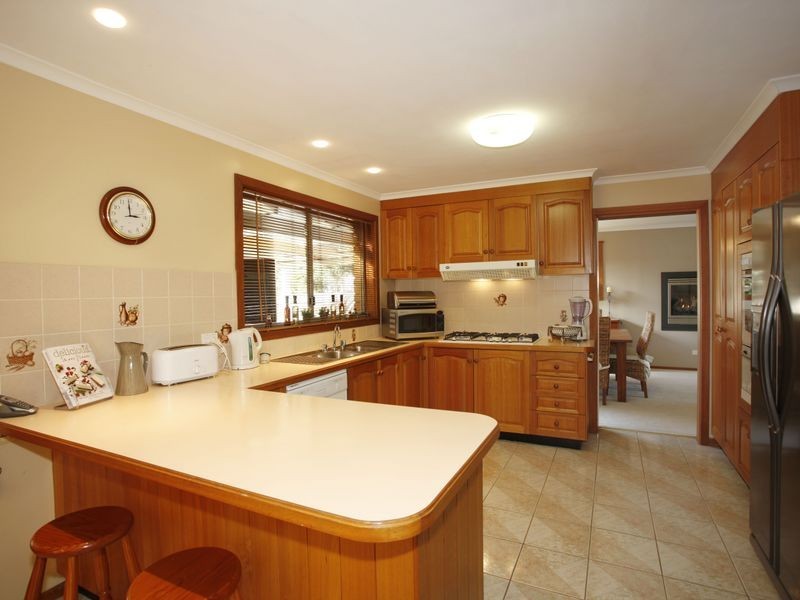 15 Samaher Court, Endeavour Hills VIC 3802