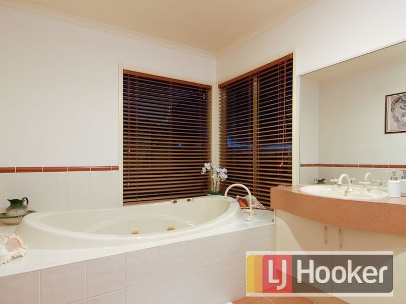 9 Pendle Close, Narre Warren South VIC 3805