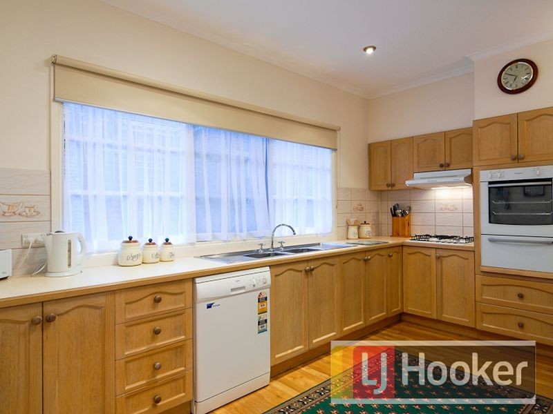 2/66 Gloucester Avenue, Berwick VIC 3806