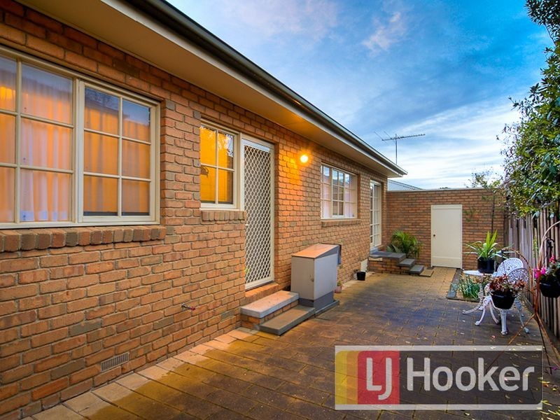 2/66 Gloucester Avenue, Berwick VIC 3806