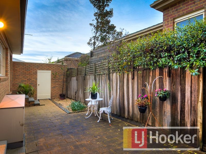 2/66 Gloucester Avenue, Berwick VIC 3806