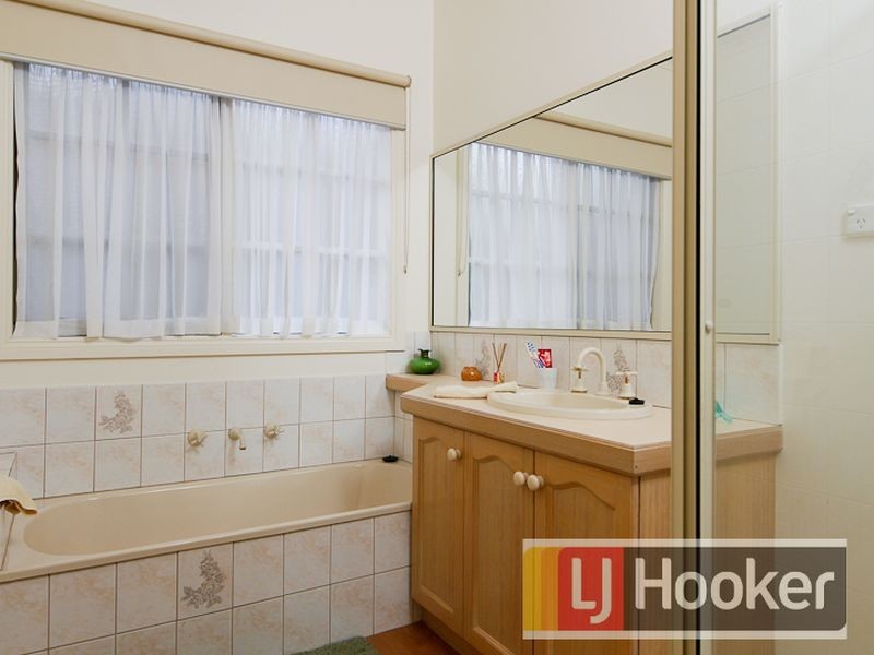 2/66 Gloucester Avenue, Berwick VIC 3806