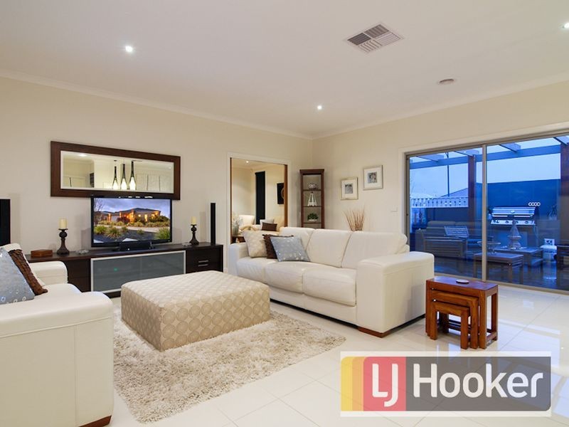 7 Loxton Way, Pakenham VIC 3810