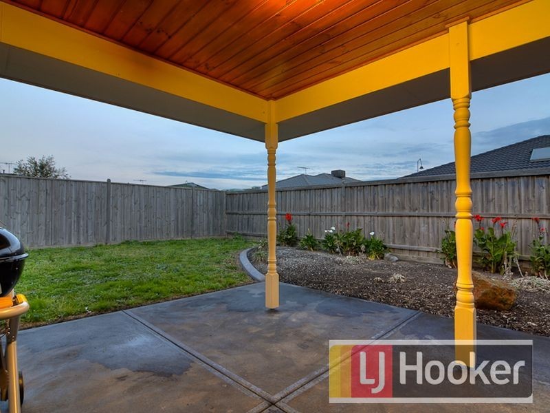 61 Westmoreland Avenue, Cranbourne North VIC 3977