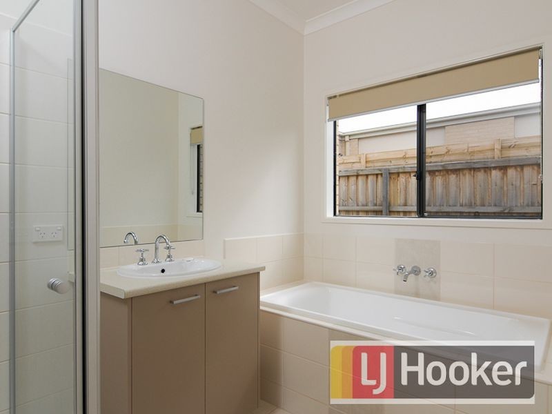 4 Cassowary Way, Pakenham VIC 3810
