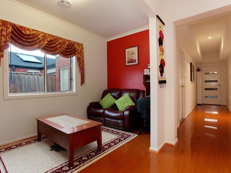 18 Snowdonia Road, Cranbourne North VIC 3977