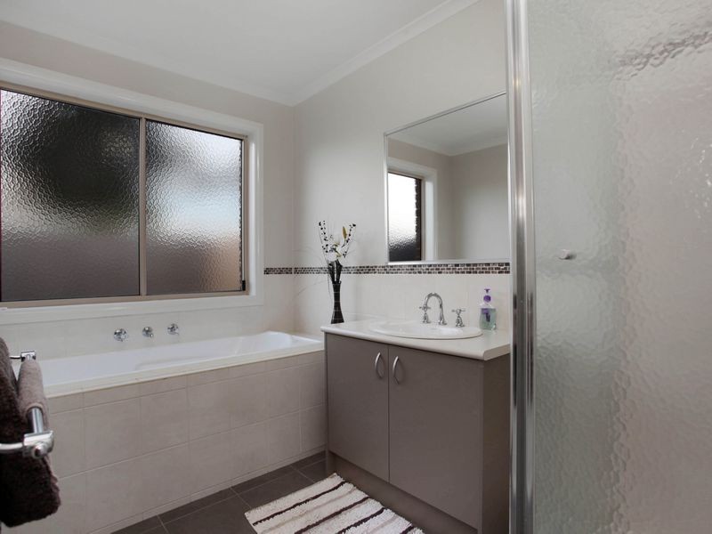 21 Lisburn Way, Berwick VIC 3806