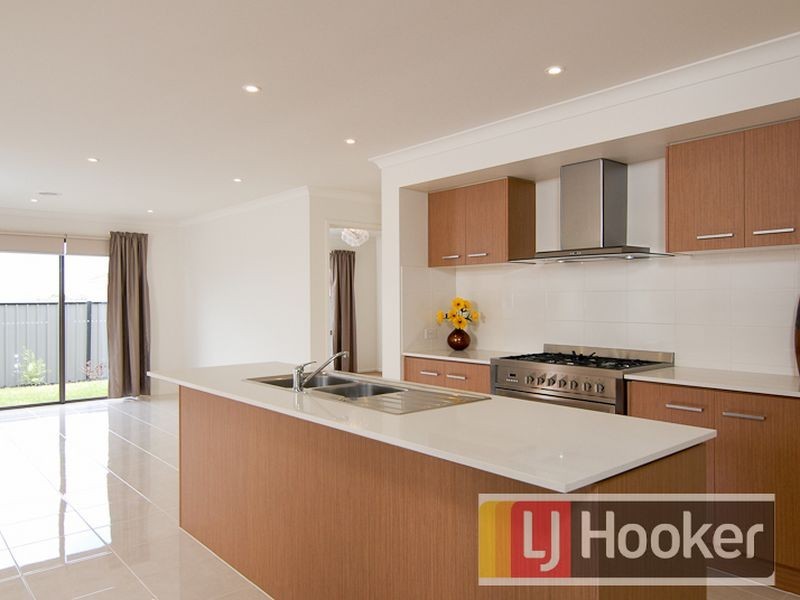 24 Sassafras Place, Cranbourne North VIC 3977