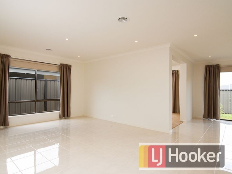 24 Sassafras Place, Cranbourne North VIC 3977