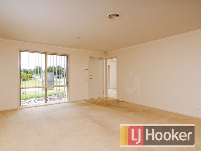 27 Nyarrin Place, Cranbourne West VIC 3977