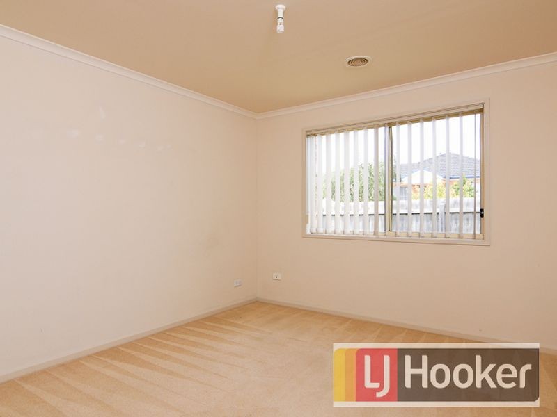 27 Nyarrin Place, Cranbourne West VIC 3977