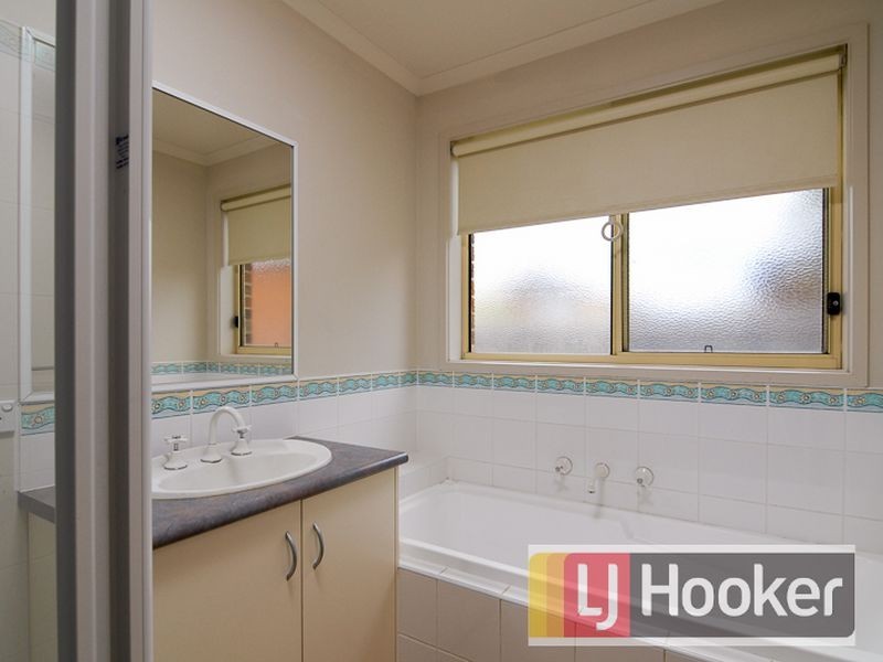 27 Nyarrin Place, Cranbourne West VIC 3977