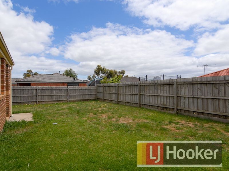 27 Nyarrin Place, Cranbourne West VIC 3977