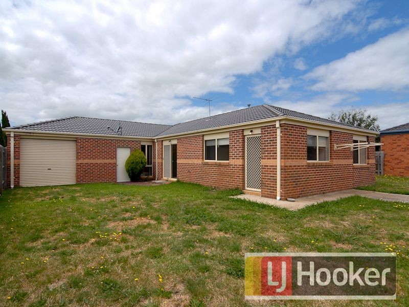 27 Nyarrin Place, Cranbourne West VIC 3977