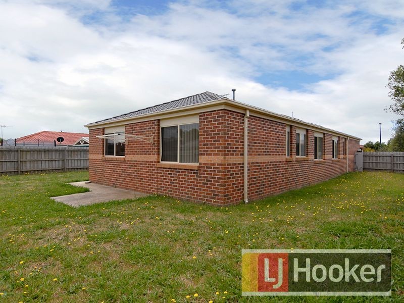 27 Nyarrin Place, Cranbourne West VIC 3977