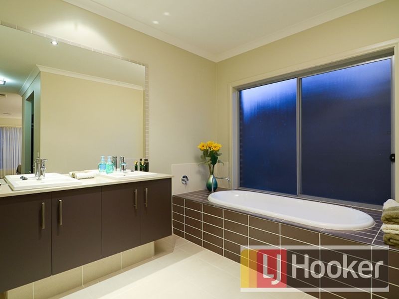 27 Bernly Boulevard, Berwick VIC 3806