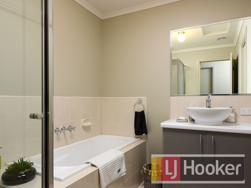 2/22 Lyle Avenue, Beaconsfield VIC 3807