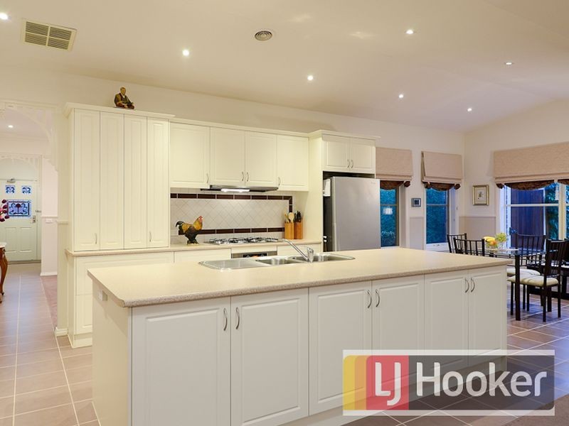 12 Don Collins Way, Berwick VIC 3806
