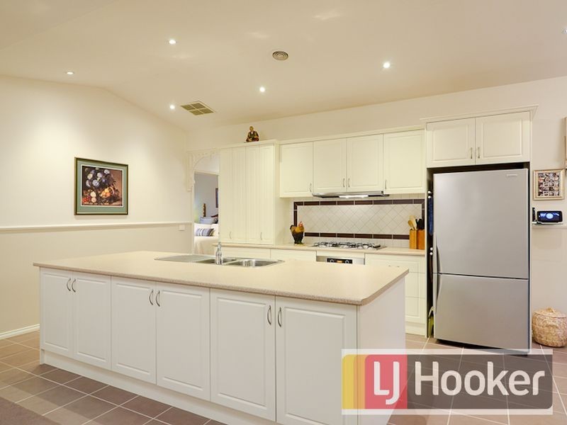 12 Don Collins Way, Berwick VIC 3806