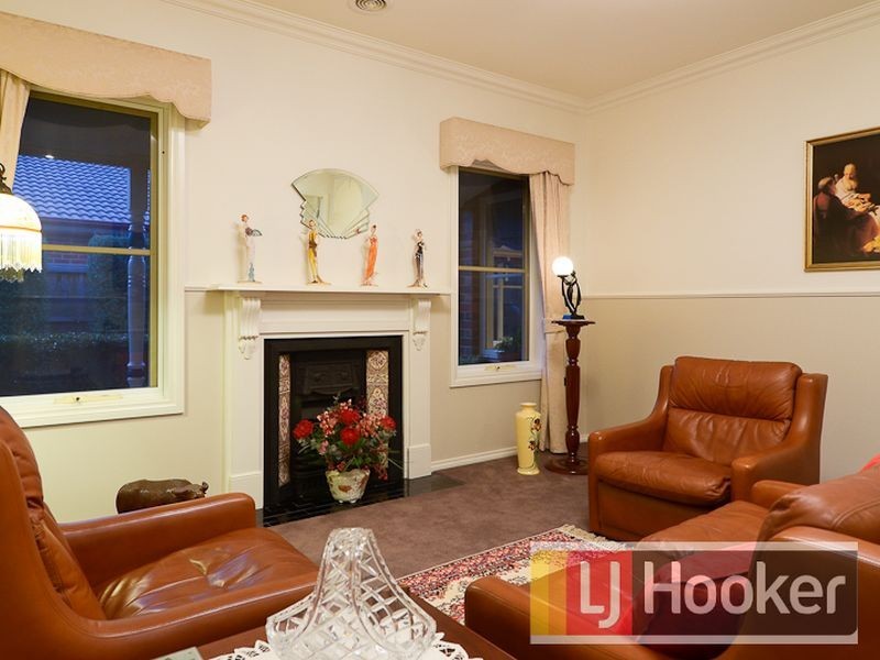 12 Don Collins Way, Berwick VIC 3806