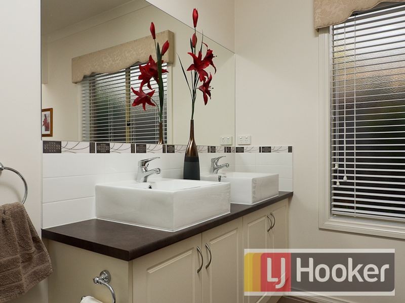 12 Don Collins Way, Berwick VIC 3806