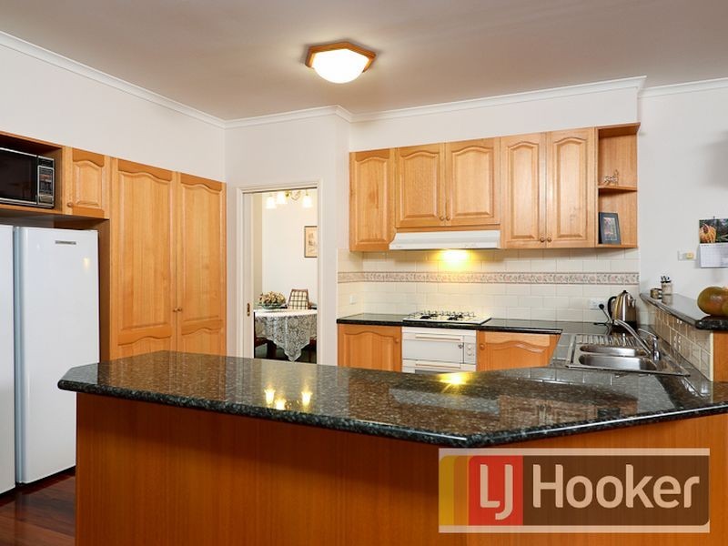 8 Dirkala Retreat, Berwick VIC 3806