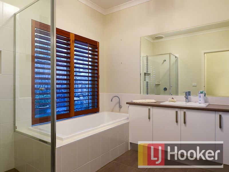 10 Don Collins Way, Berwick VIC 3806