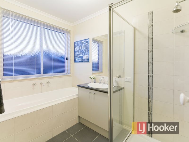 76 Thunderbolt Drive, Cranbourne East VIC 3977