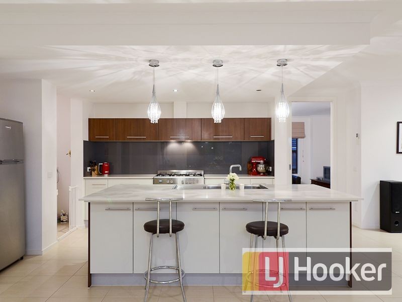 11 Faringdon Crescent, Cranbourne North VIC 3977