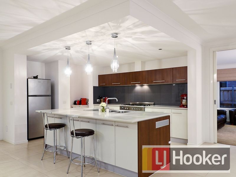 11 Faringdon Crescent, Cranbourne North VIC 3977