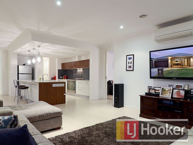 11 Faringdon Crescent, Cranbourne North VIC 3977