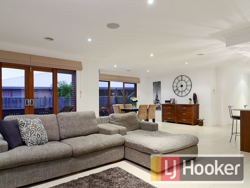 11 Faringdon Crescent, Cranbourne North VIC 3977