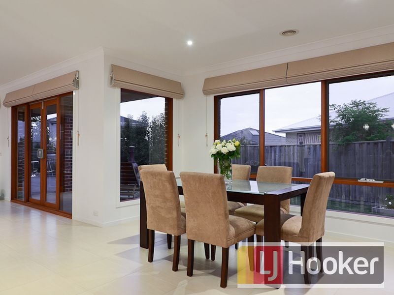 11 Faringdon Crescent, Cranbourne North VIC 3977