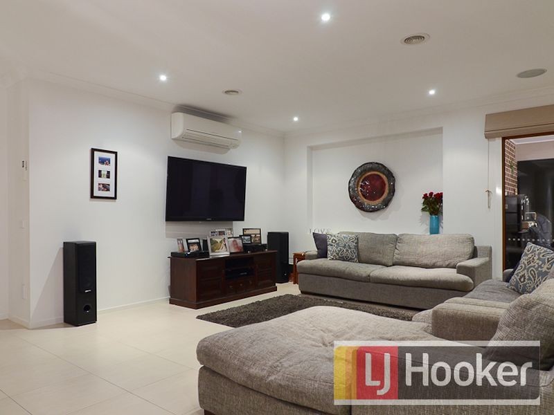 11 Faringdon Crescent, Cranbourne North VIC 3977