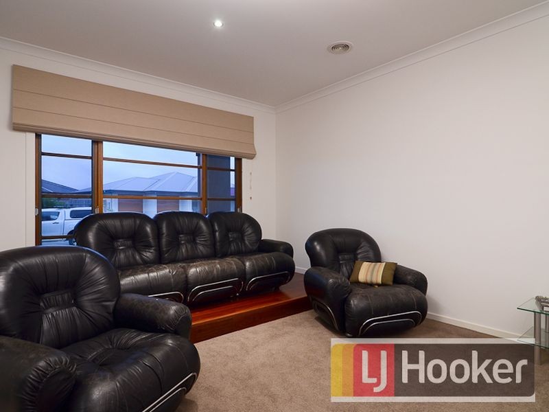 11 Faringdon Crescent, Cranbourne North VIC 3977