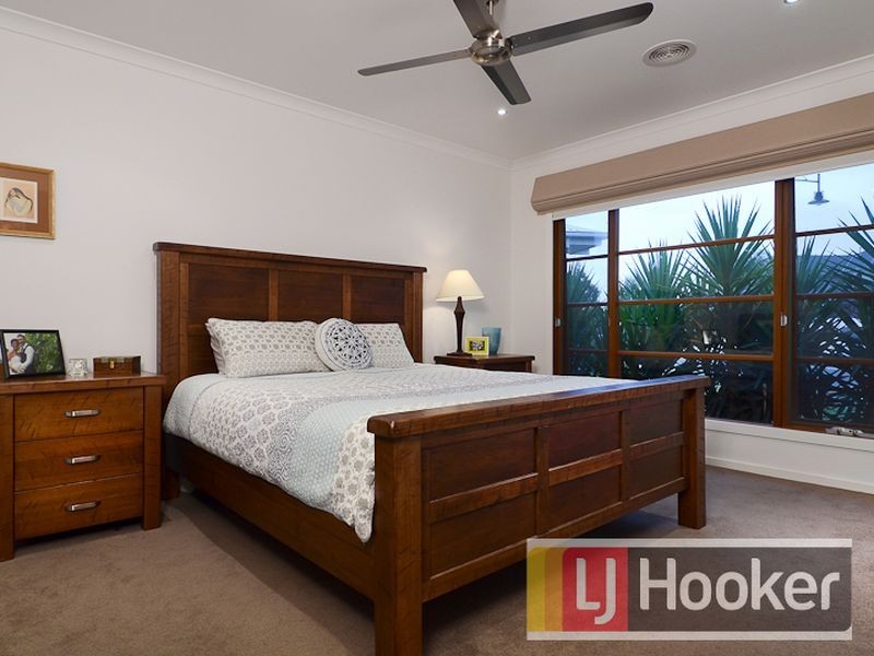 11 Faringdon Crescent, Cranbourne North VIC 3977