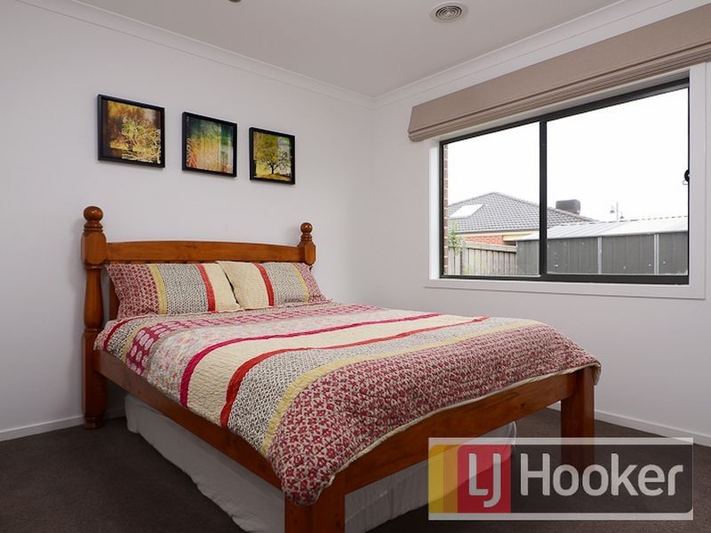 11 Faringdon Crescent, Cranbourne North VIC 3977