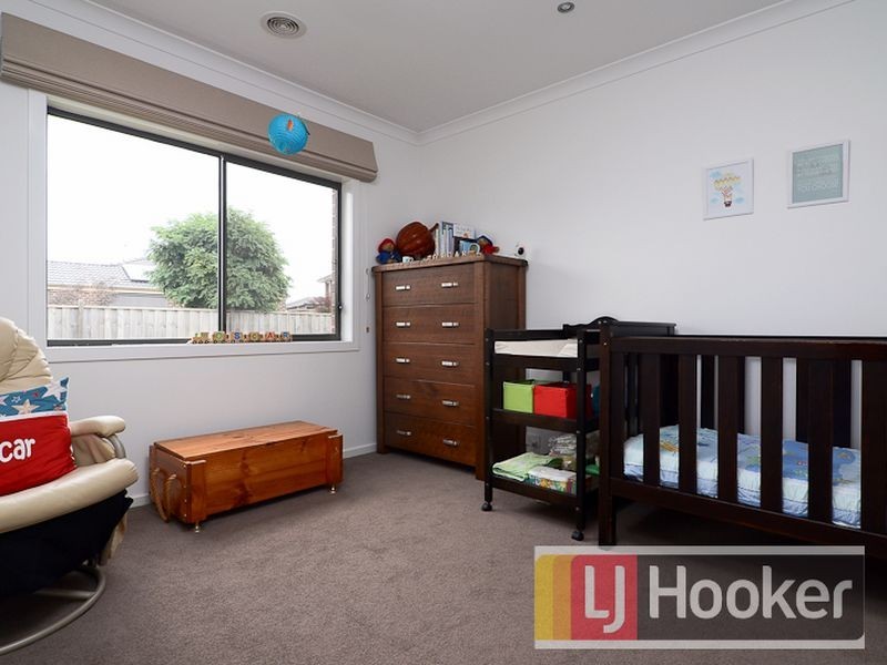 11 Faringdon Crescent, Cranbourne North VIC 3977