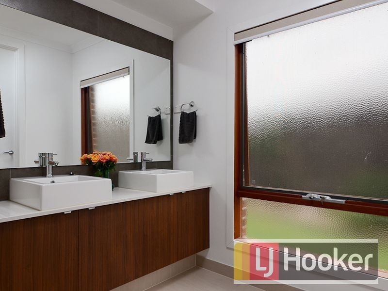 11 Faringdon Crescent, Cranbourne North VIC 3977