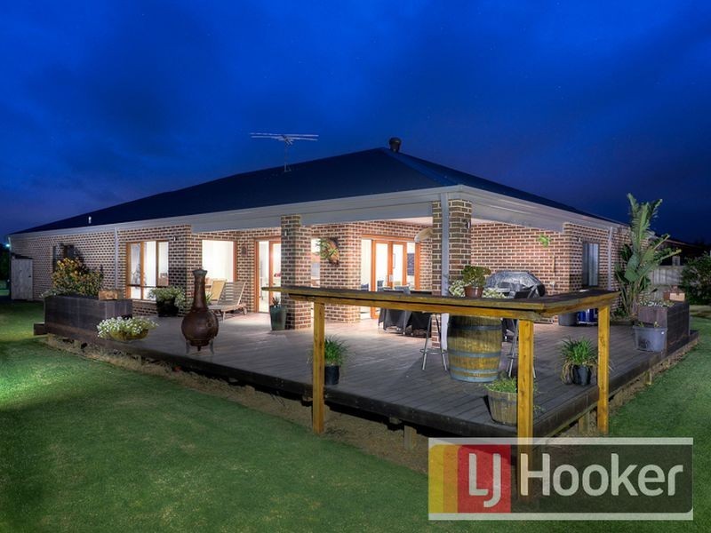 11 Faringdon Crescent, Cranbourne North VIC 3977