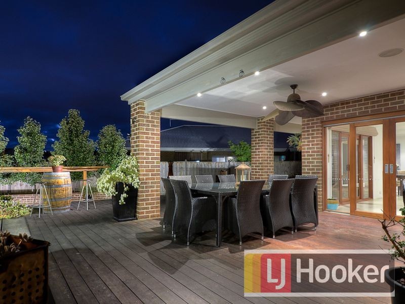 11 Faringdon Crescent, Cranbourne North VIC 3977