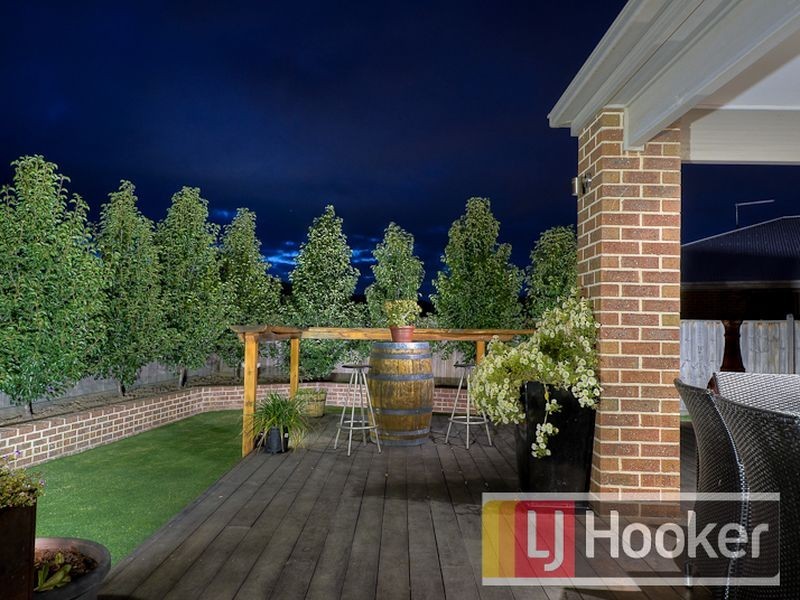 11 Faringdon Crescent, Cranbourne North VIC 3977