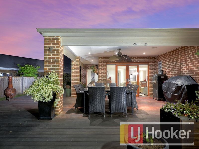 11 Faringdon Crescent, Cranbourne North VIC 3977
