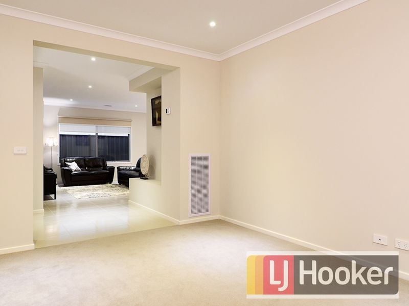 34 Chagall Parade, Clyde North VIC 3978