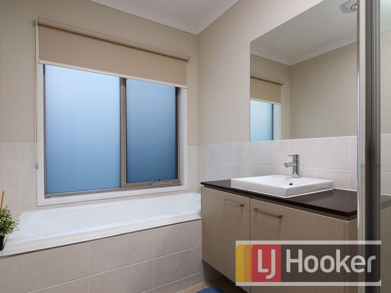 34 Chagall Parade, Clyde North VIC 3978