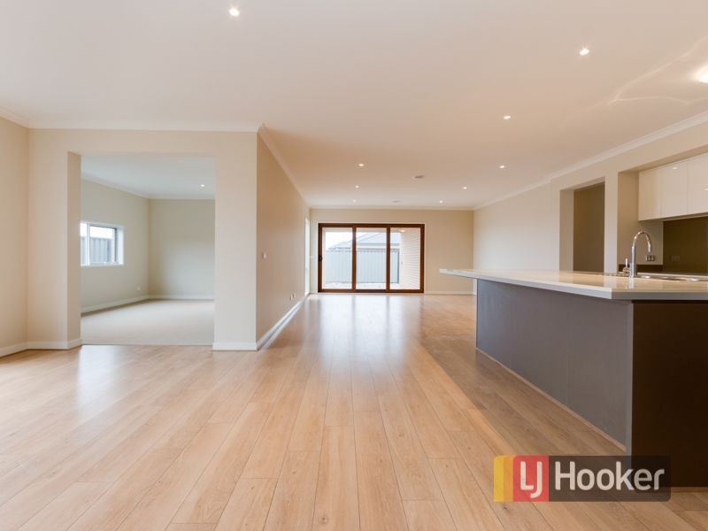 707 Romney Way, Clyde North VIC 3978