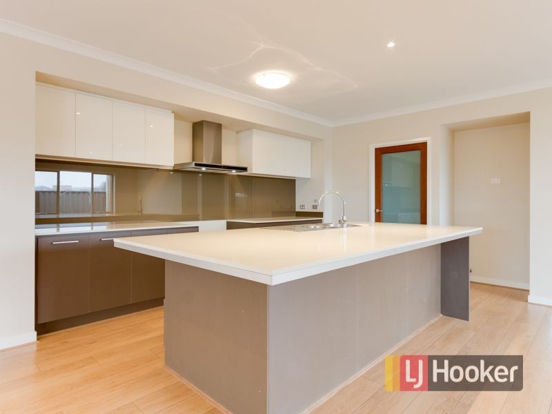 707 Romney Way, Clyde North VIC 3978