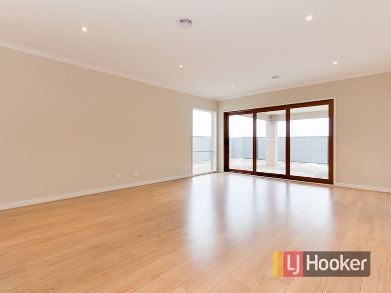 707 Romney Way, Clyde North VIC 3978